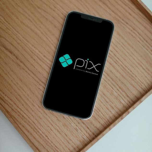 Imagem de um celular mostrando o símbolo do Pix